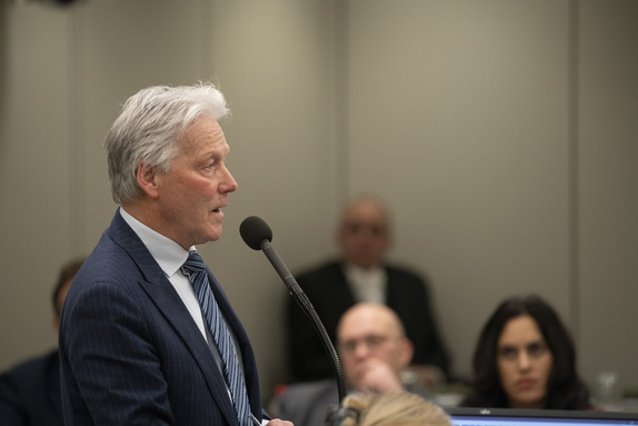 Senator Arie Griffioen tijdens een debat in de plenaire zaal van de Eerste Kamer