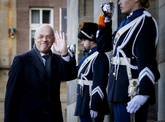 Kamervoorzitter Bruijn komt aan bij nieuwjaarsreceptie Koning
