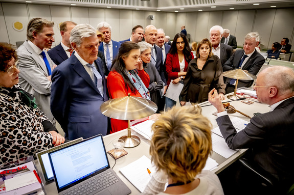 Overleg voorafgaand aan het debat op 1 april 2025