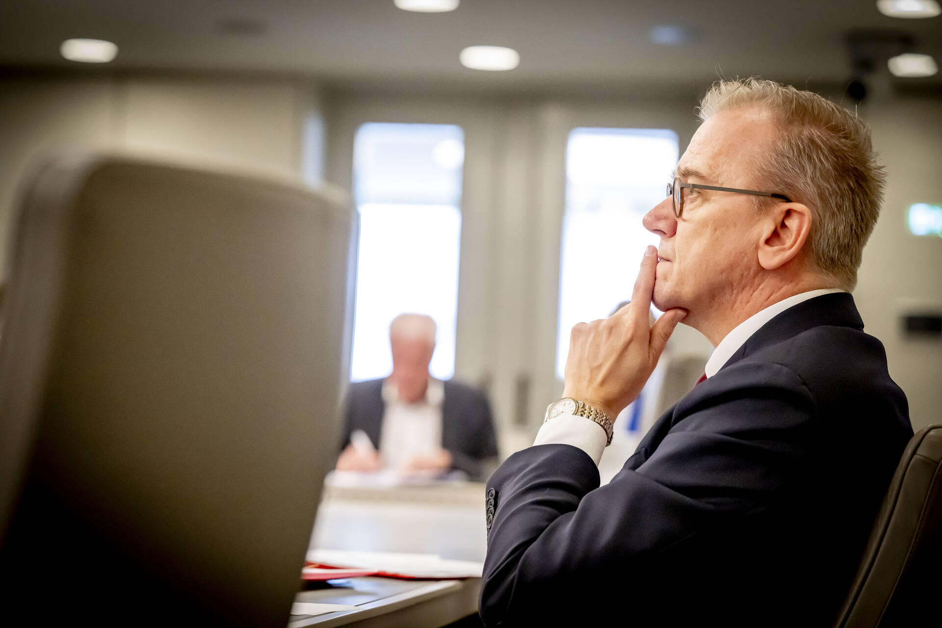 Minister Bruins tijdens het debat op 1 april 2025