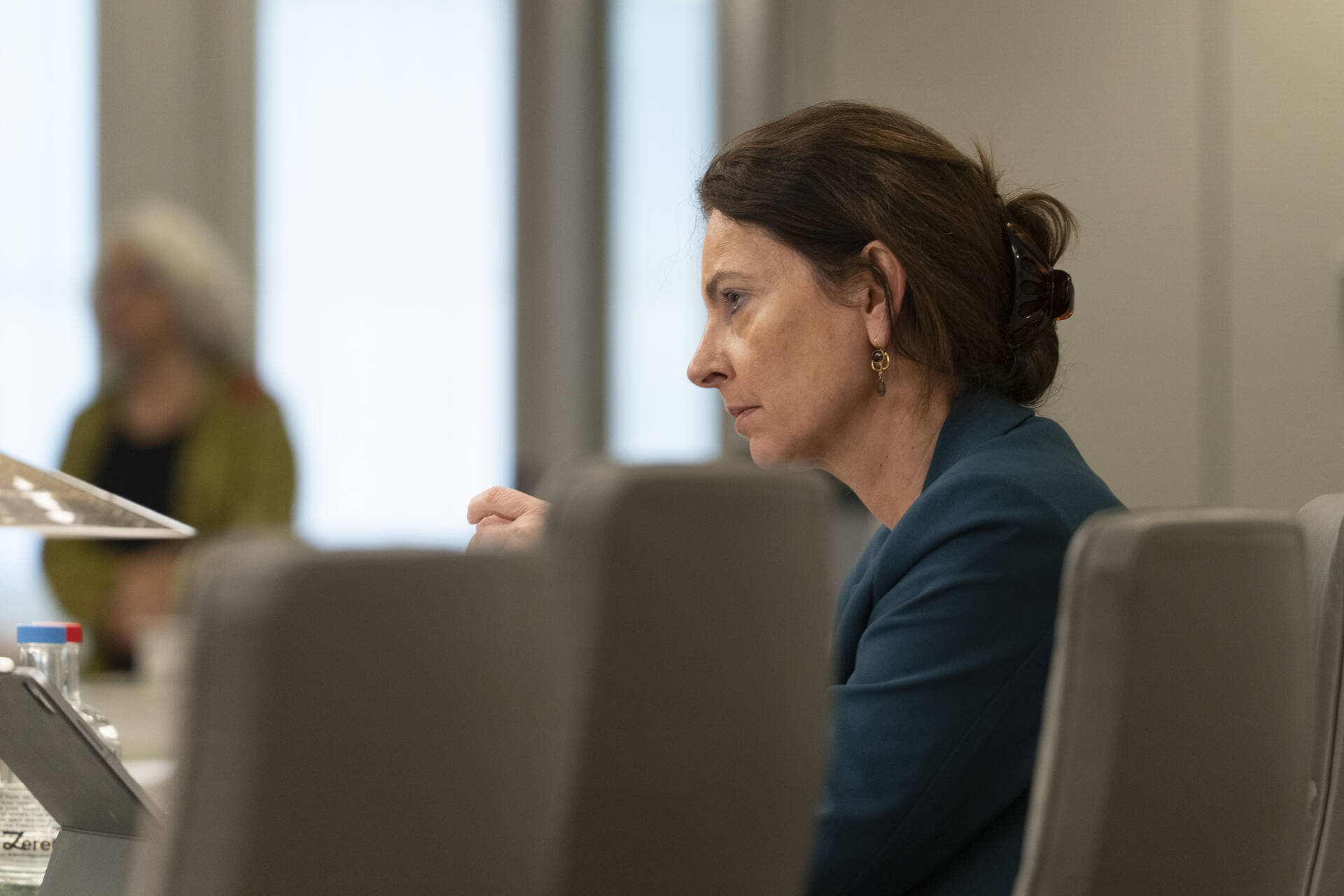 Minister Uitermark van Binnenlandse Zaken en Koninkrijksrelaties tijdens het debat op 8 april 2025