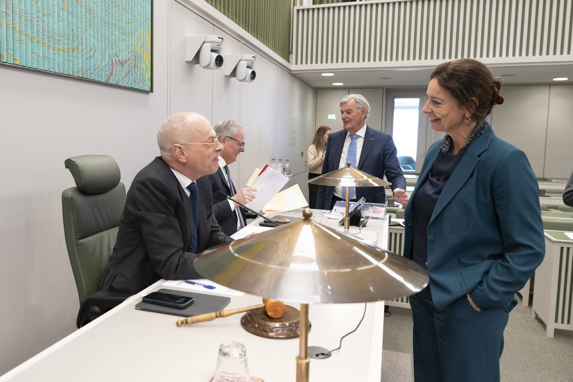 Eerste Kamervoorzitter Jan Anthonie Bruijn (links) in gesprek met minister Judith Uitermark voorafgaand aan het debat op 8 april 2025
