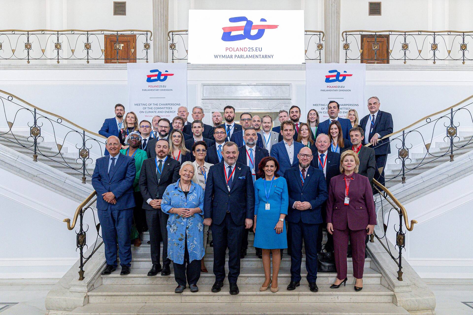 Groepsfoto van de deelnemende parlementariërs 