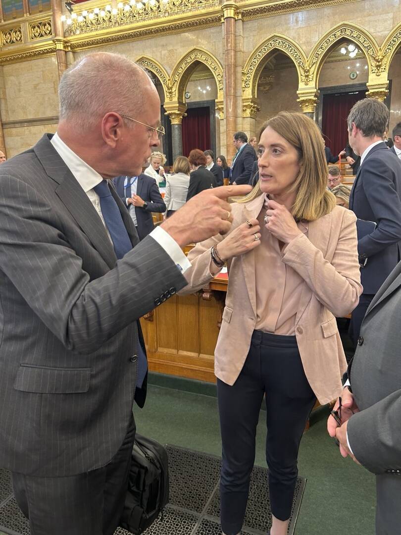 Eerste Kamervoorzitter Bruijn (r) in gesprek met Voorzitter Ruslan Stefanchuk van het Oekraïense parlement (l)