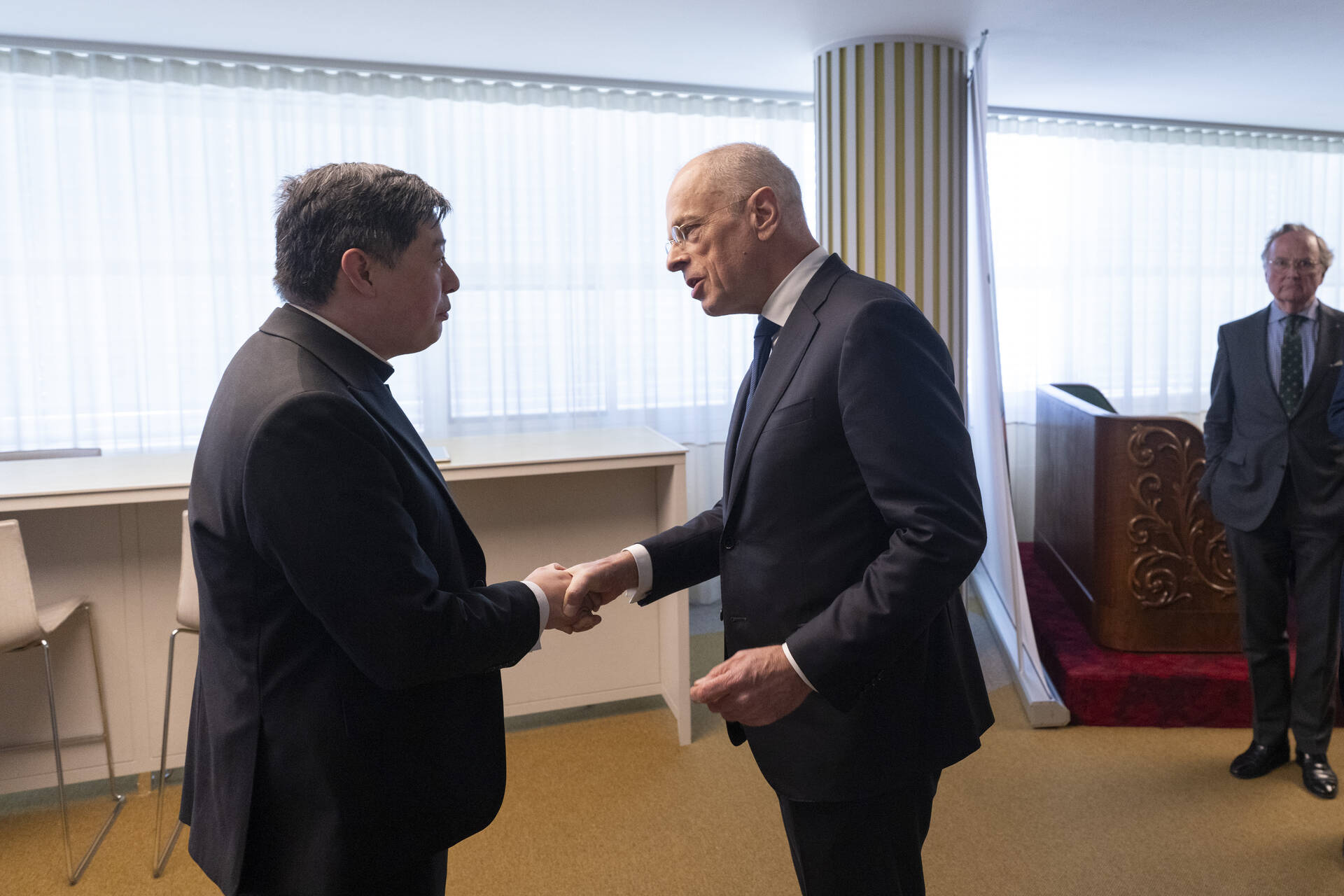 Condoleances van Eerste Kamervoorzitter Bruijn voor de vertegenwoordiger van de Heilige Stoel in Nederland, monseigneur Limchua