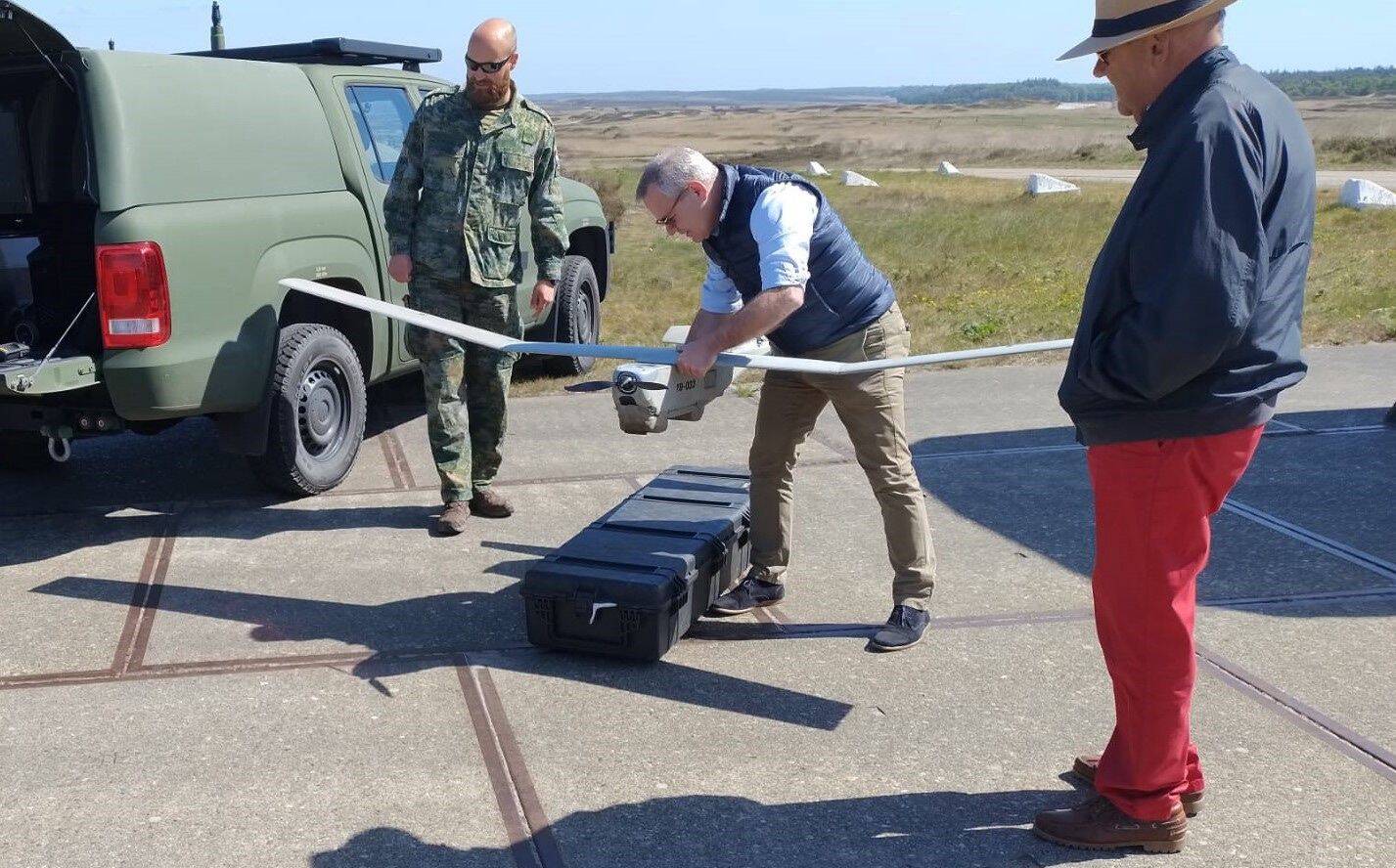 Leden van de commissie Buitenlandse Zaken, Defensie en Ontwikkelingshulp op het militair oefenterrein 't Harde
