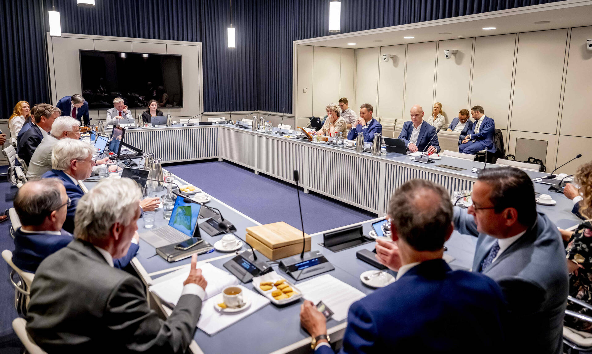 Leden van de commissie voor Financiën in gesprek met minister Heinen