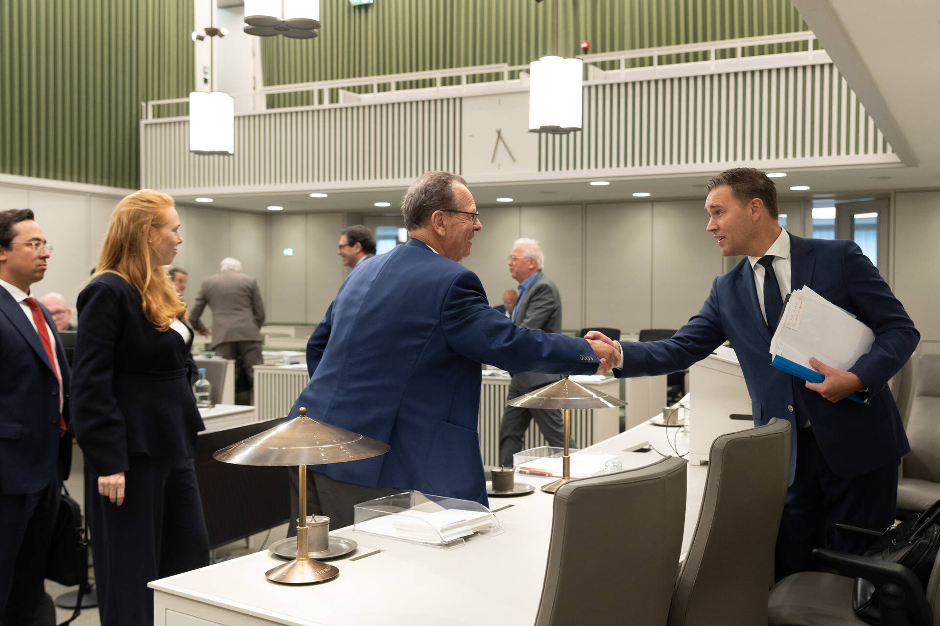 Senator Van Strien (PVV) begroet minister Heinen