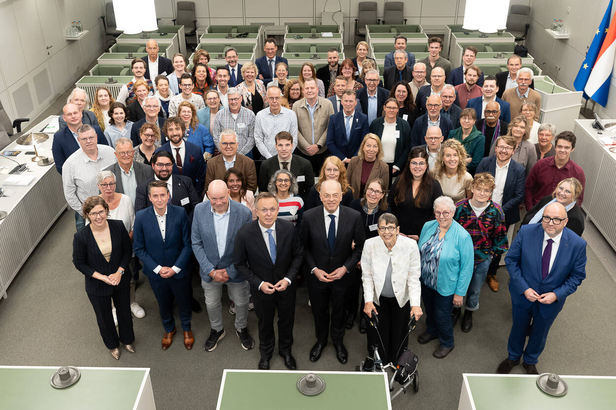 Leden van Provinciale Staten van Groningen en Drenthe, senatoren en de Commissarissen van de Koning.