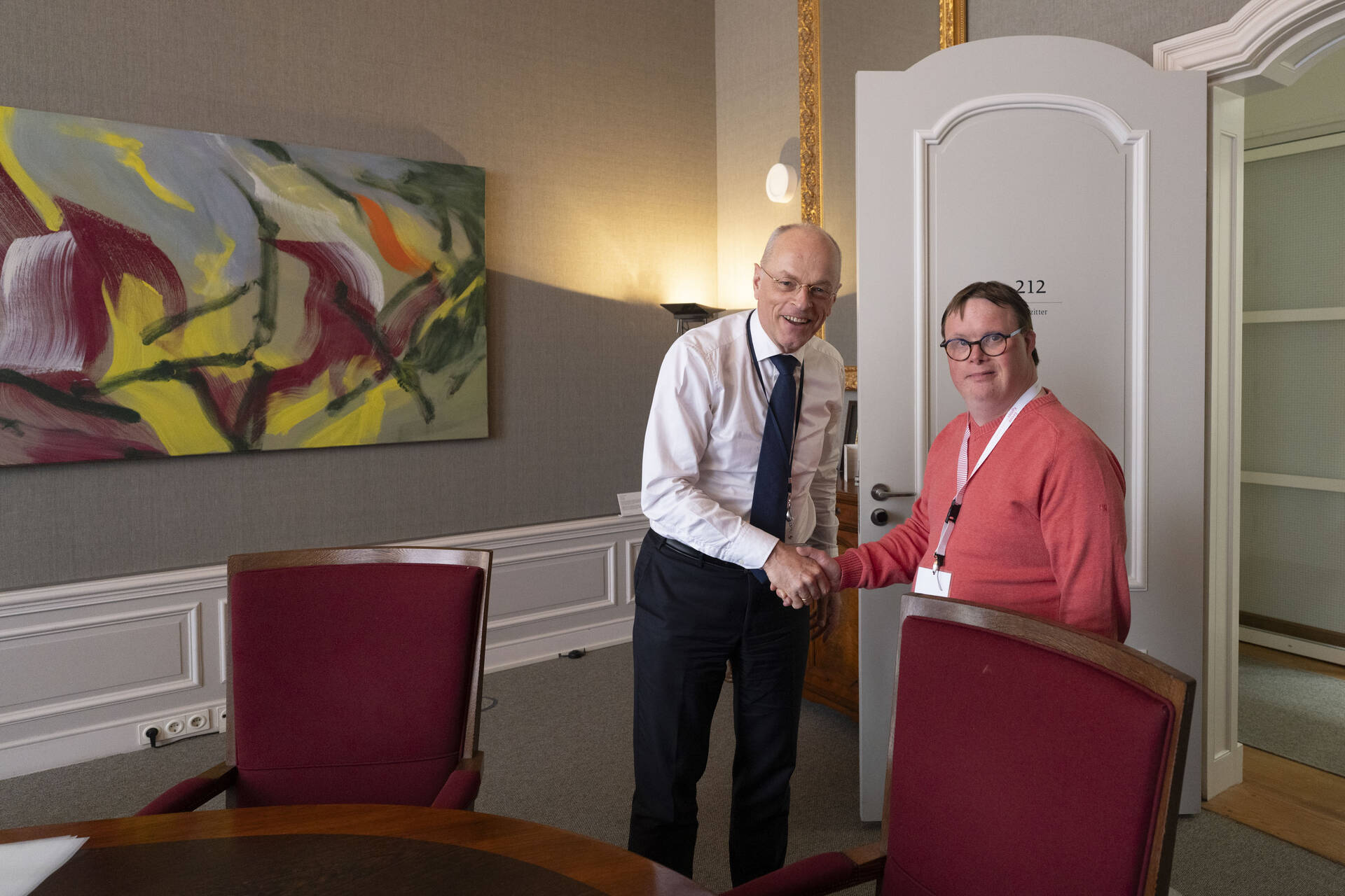 De Voorzitter van de Eerste Kamer begroet stagiair Joost.