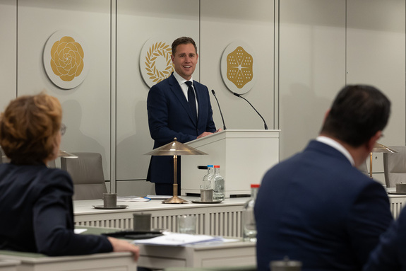 Minister Heinen tijdens het debat op 27 mei 2025