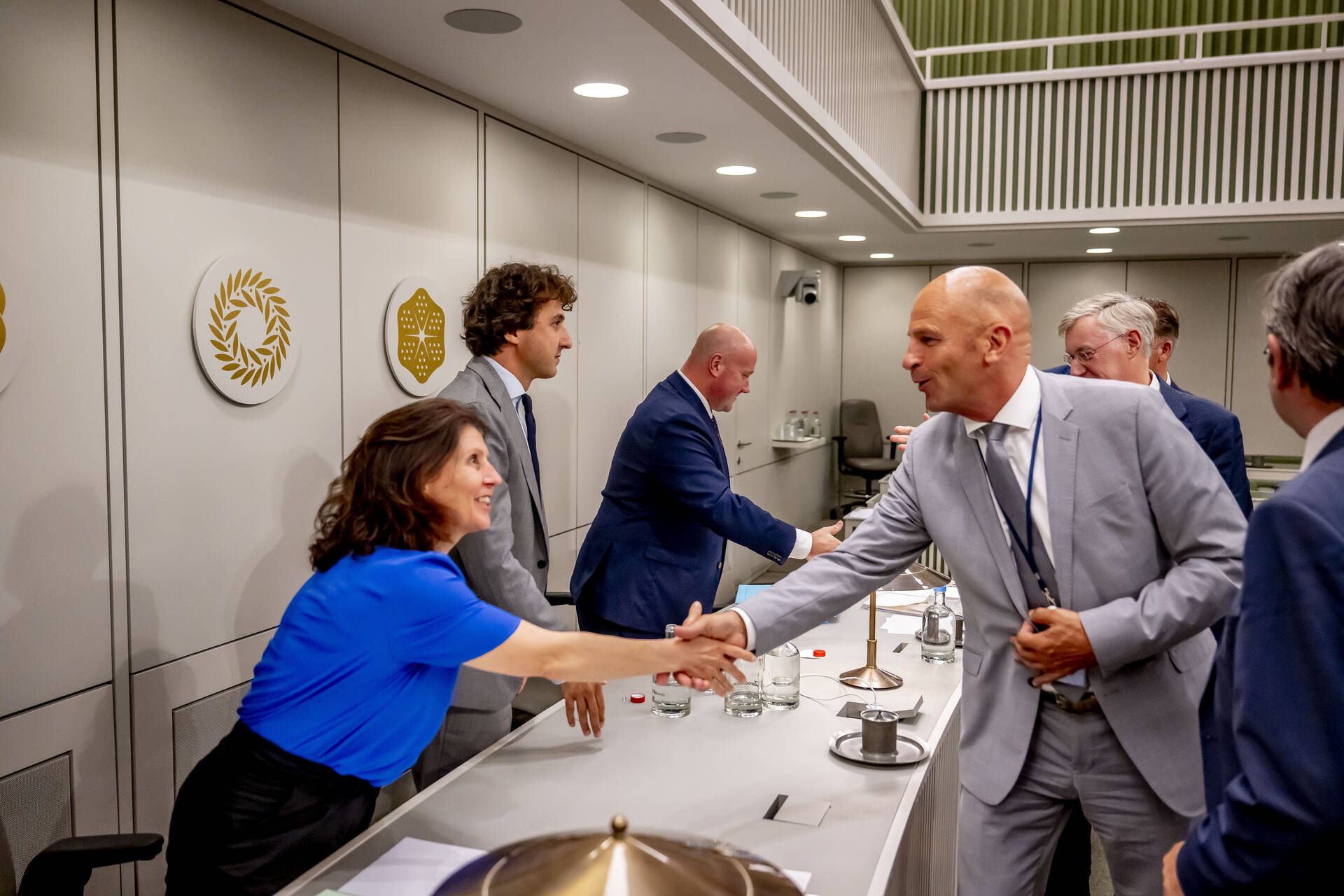 Handen schudden na afloop van het debat