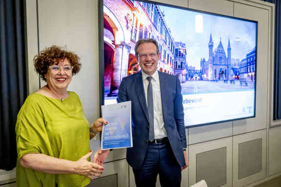 Senator Ilona Lagas (BBB) neemt uit handen van raadslid Peter Verheij van de ROB in ontvangst.