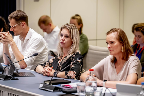 Minister Wiersma (Landbouw, Visserij, Voedselzekerheid en Natuur) en minister Jansen (Volksgezondheid, Welzijn en Sport) in gesprek met de commissie voor Landbouw, Natuur en Voedselkwaliteit (LNV).
