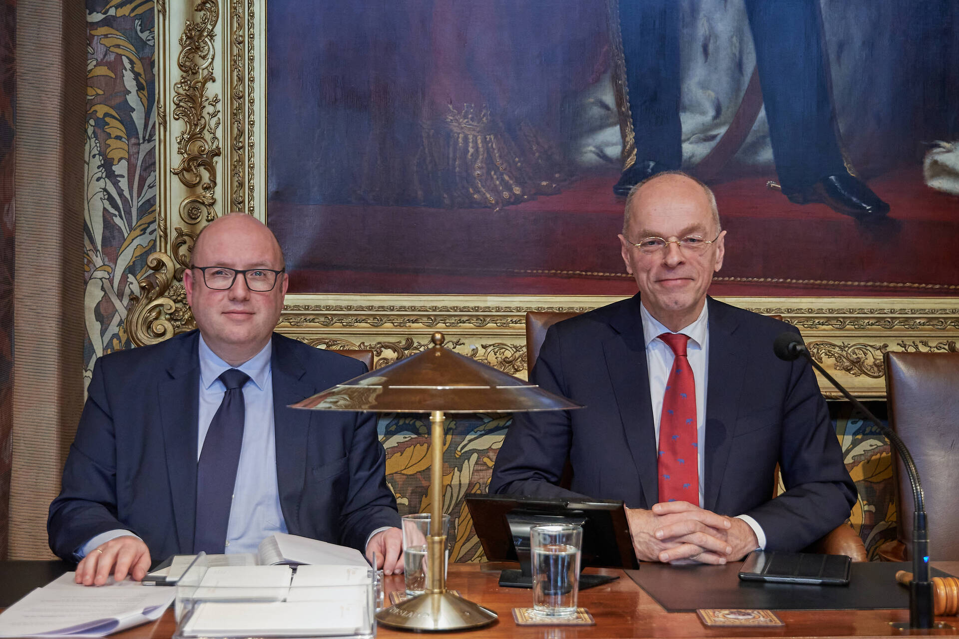 Met Griffier Remco Nehmelman in de plenaire zaal op het Binnenhof, 2020