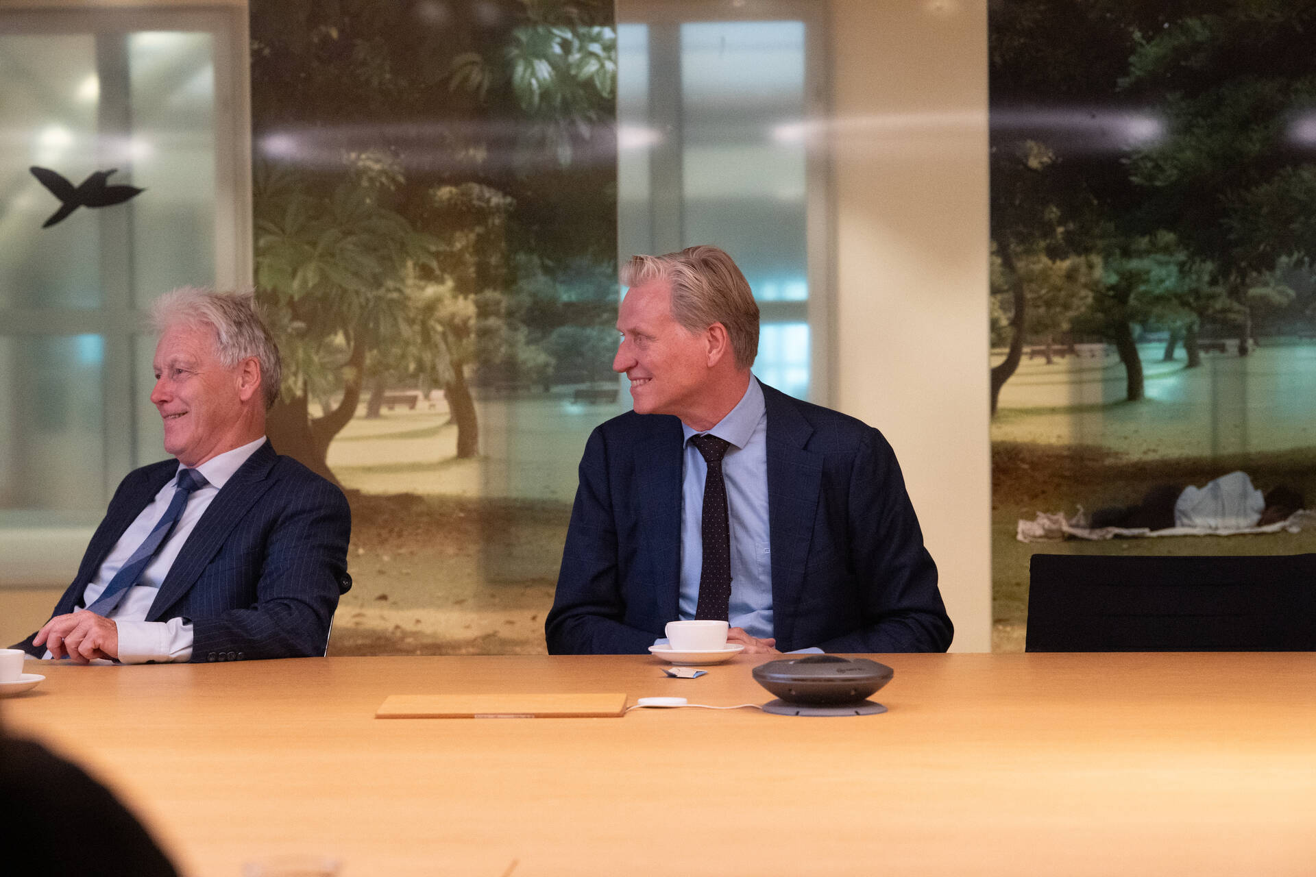 Senatoren Van Apeldoorn en Griffioen in gesprek met inspecteurs en rechercheurs van de Arbeidsinspectie