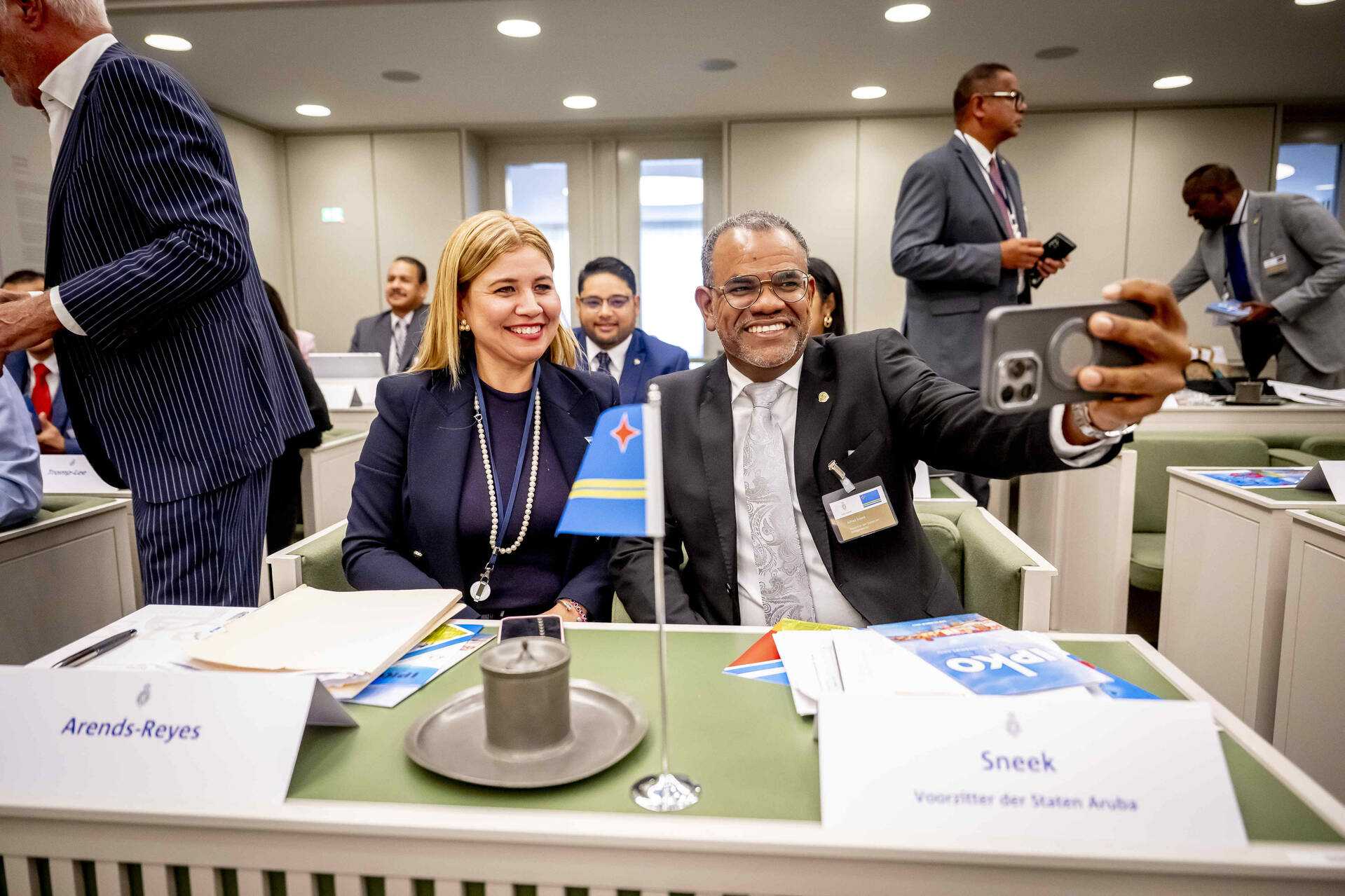 Delegatieleden in de bankjes van de Eerste Kamer