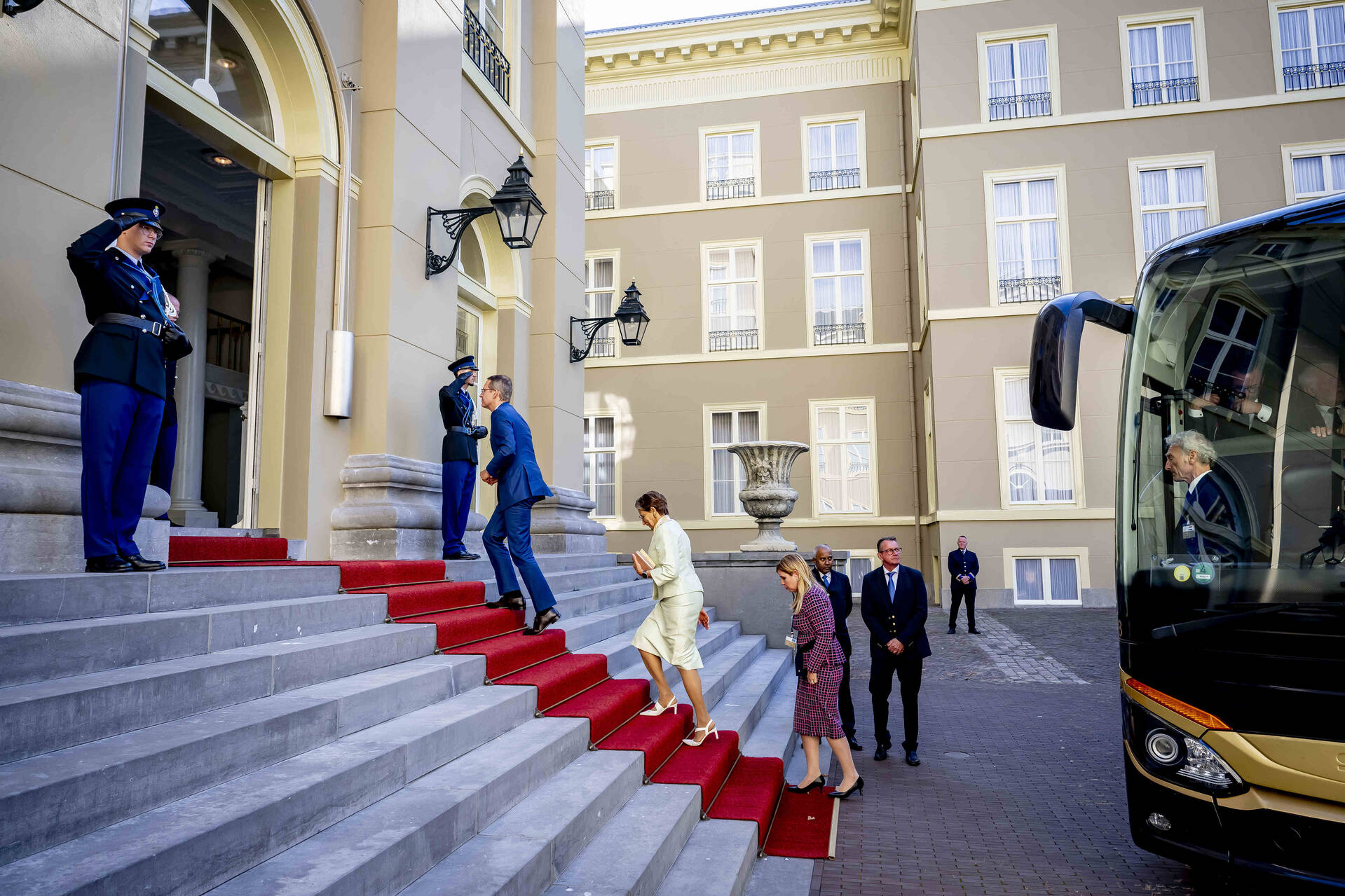 Delegatieleden komen aan bij Paleis Noordeinde