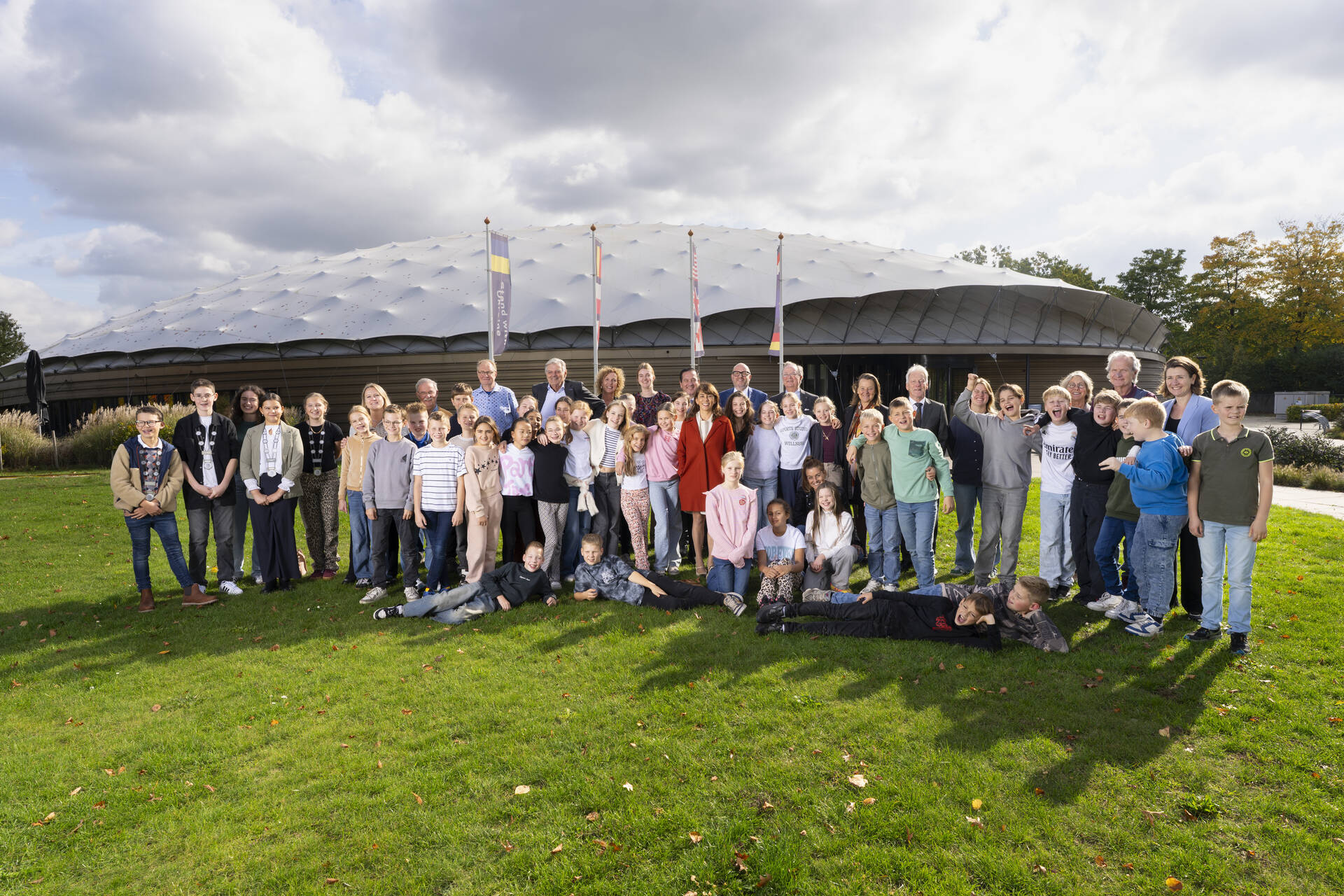 Senatoren samen met de leerlingen voor het Vrijheidsmuseum 