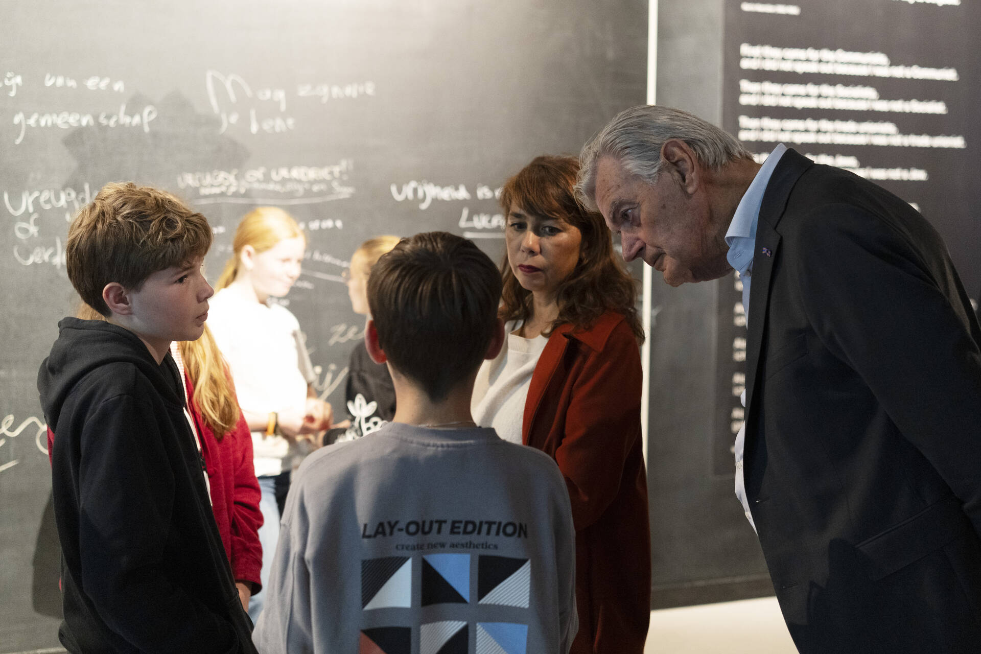 Eerste Kamervoorzitter Mei Li Vos en senator Martin van Rooijen (50PLUS) in gesprek met kinderen