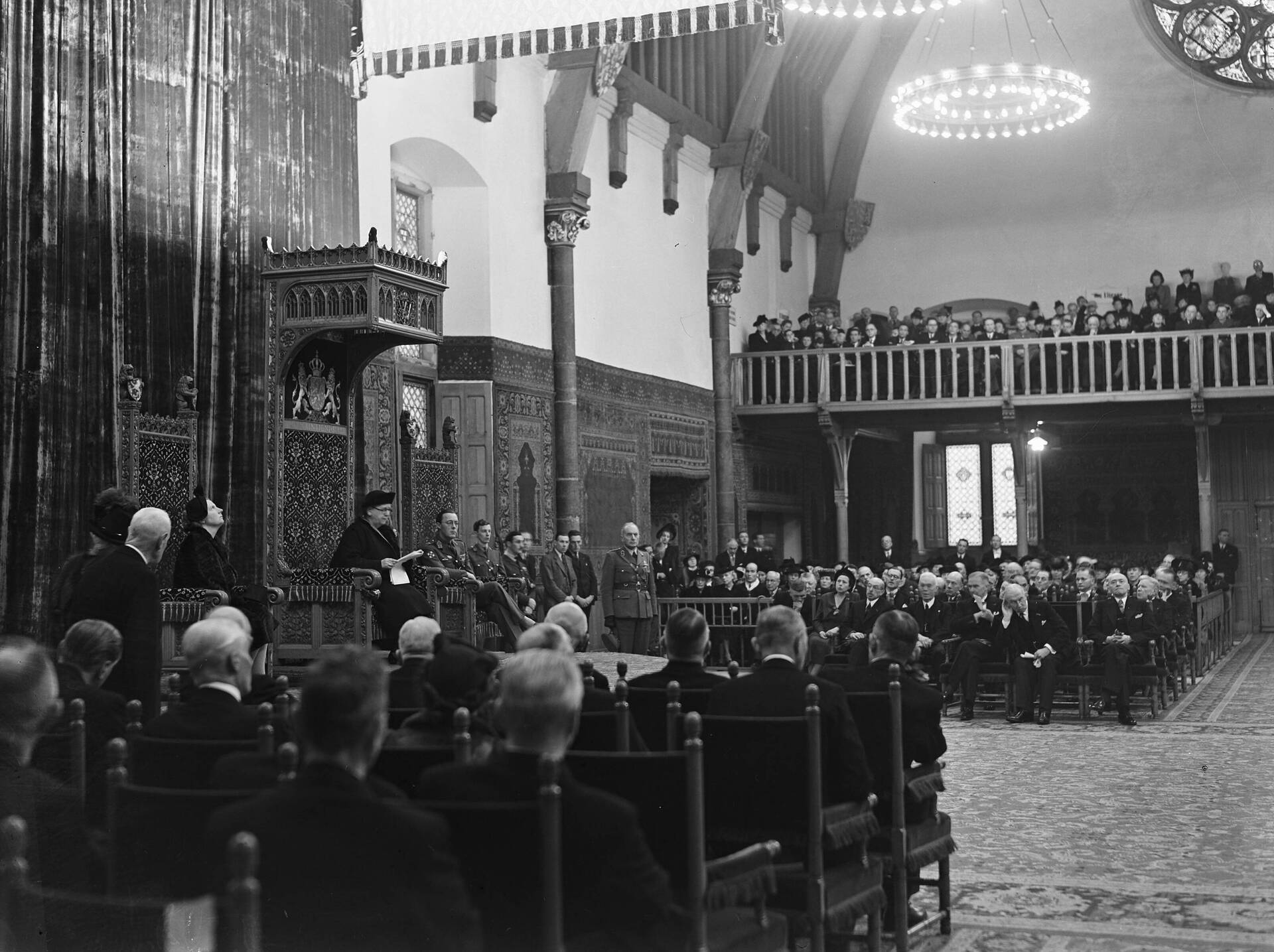 Koningin Wilhelmina spreekt op 20 november 1945 de eerste naoorlogse troonrede uit 