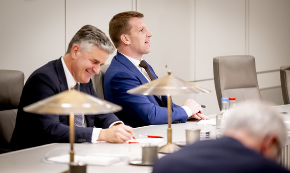 Minister Moes en staatssecretaris Becking tijdens het debat op 14 oktober 2025