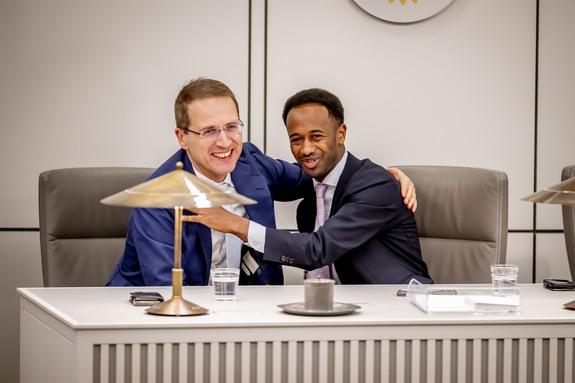 De initiatiefnemers Van Dijk en De Hoop na de stemming