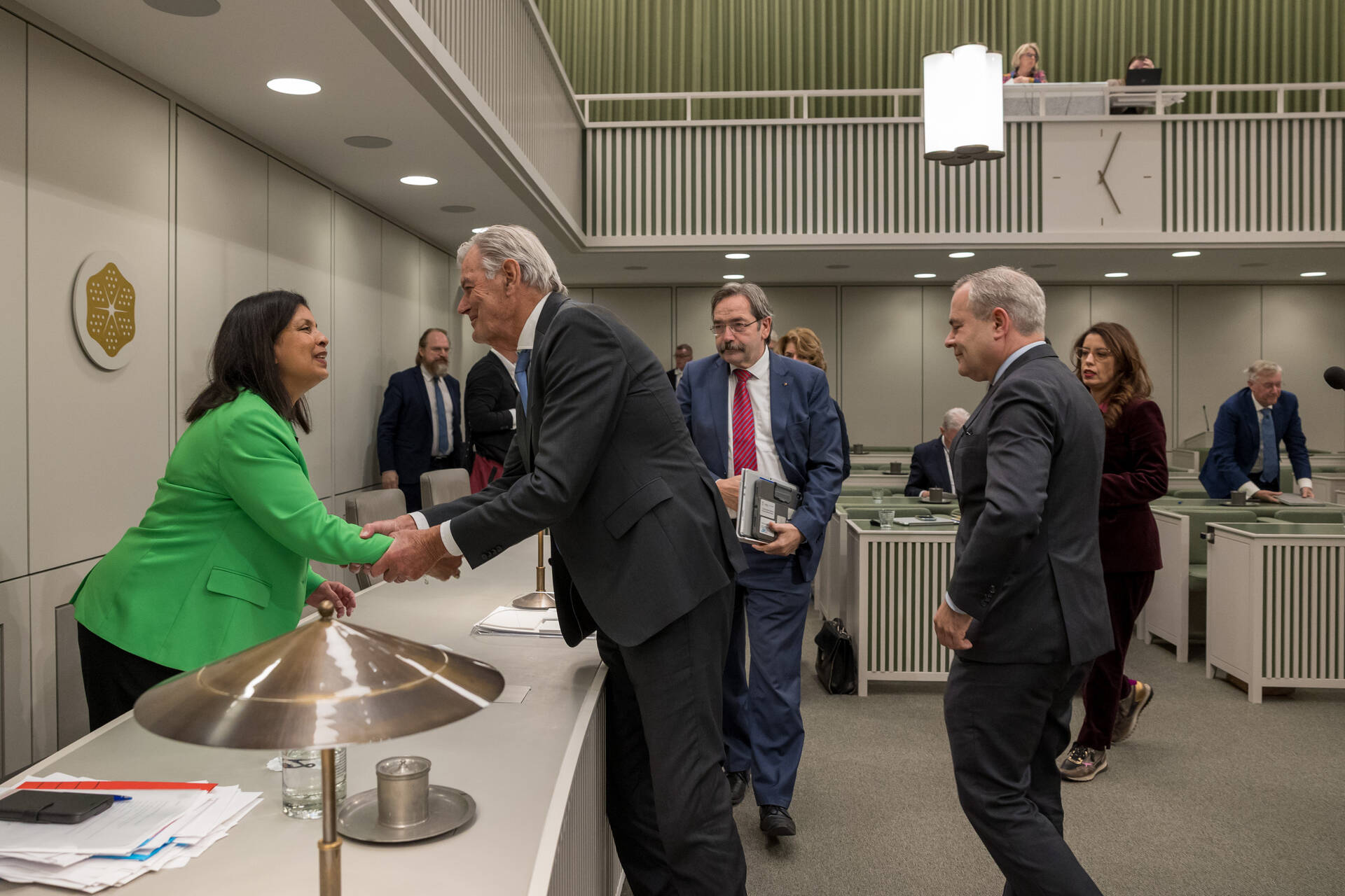 Felicitaties voor demissionair minister Paul nadat het wetsvoorstel op 11 november is aangenomen.