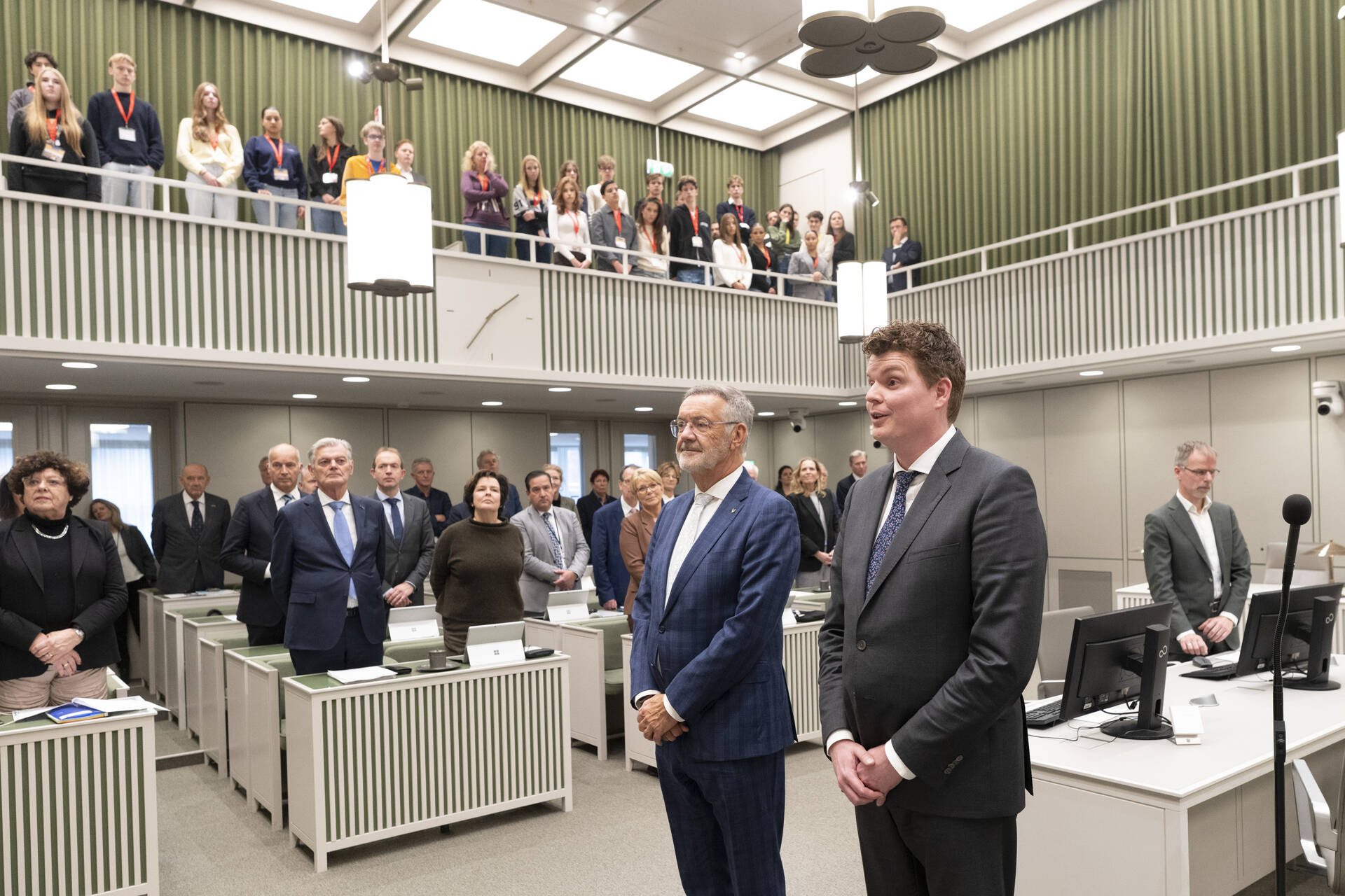 Senator Kanis (rechts) legt de gelofte af