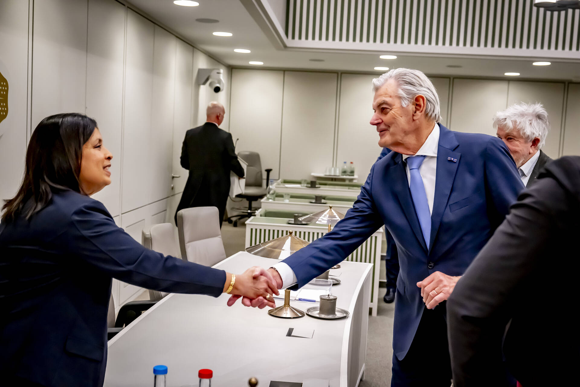 Senator Van Rooijen (rechts) begroet minister Paul