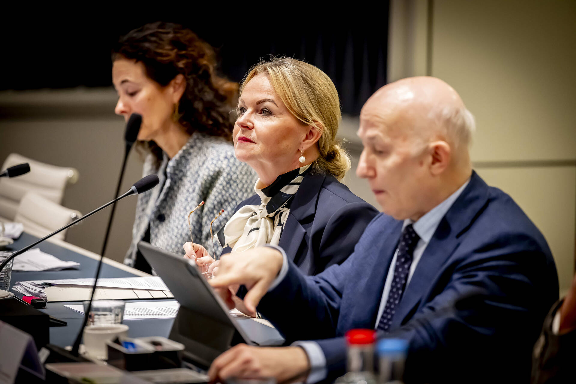 Yvette Kleekamp (Goede Doelen Nederland), Susanne Scheepers (VNG) en Rinus Otte (OM) 