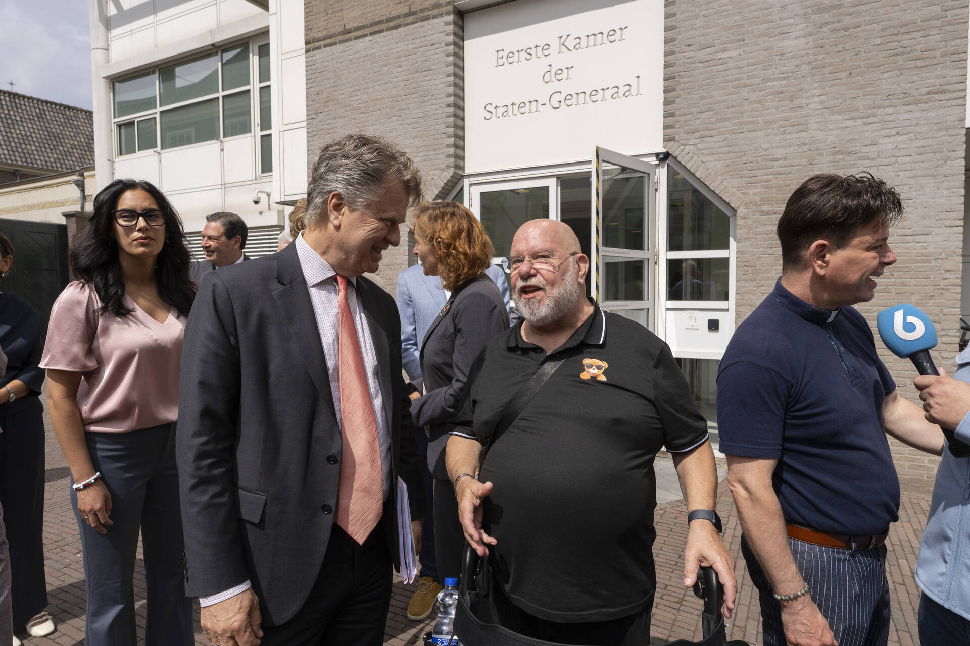Commissievoorzitter Boris Dittrich in gesprek met Jacques Zonne, initiatiefnemer van de petitie