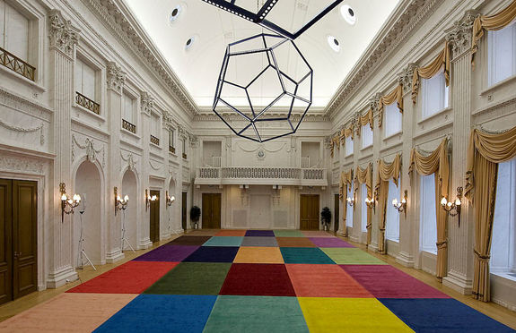 De oude plenaire vergaderzaal van de Tweede Kamer in 2015. Op de plek van de groene vergaderbankjes is een veelkleurig tapijt gekomen.