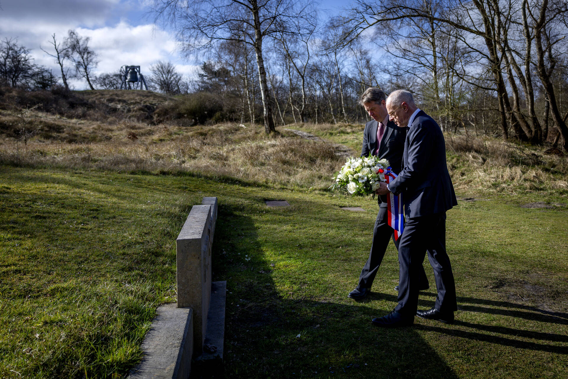 De Kamervoorzitters legden een bloemstuk namens de Staten-Generaal bij het monument op de Waalsdorpervlakte