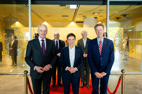 Eerste Kamervoorzitter Bruijn (l), de Servische parlementsvoorzitter Brnabić (m) en Tweede Kamervoorzitter Bosma (r)