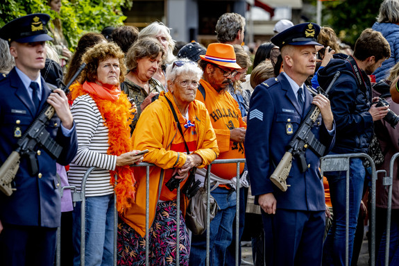 Publiek langs de route op Prinsjesdag 2024