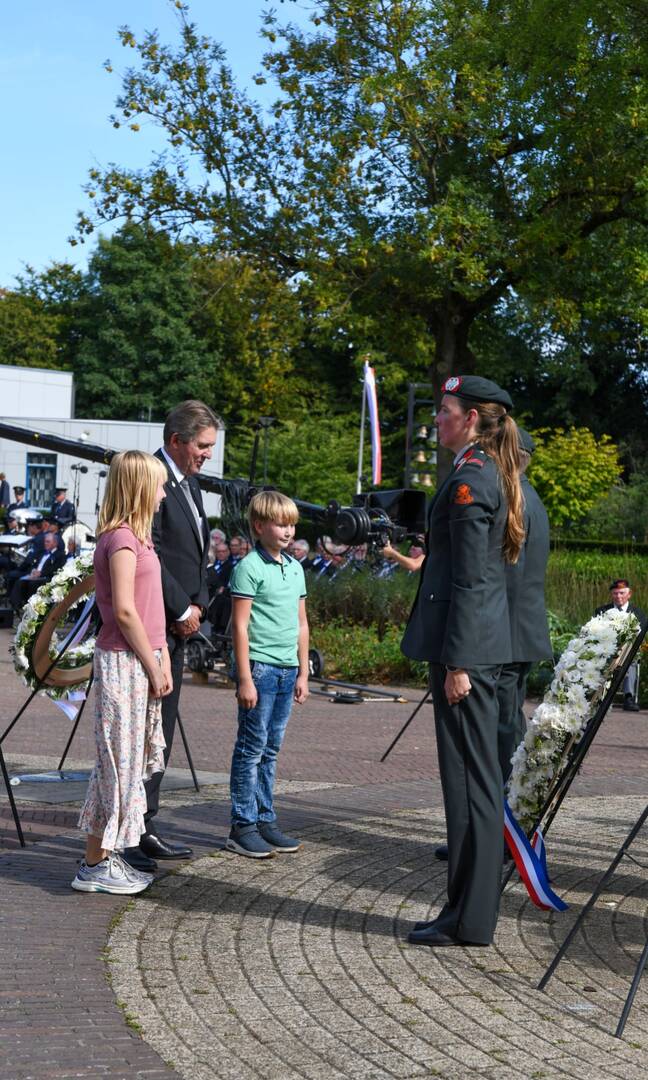 Senator Goossen (BBB) legde 6 september 2025 een krans namens de Staten-Generaal bij het Indië-monument in Roermond