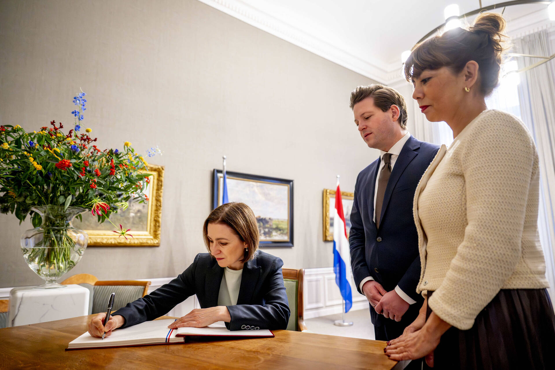 President Sandu tekent het gastenboek in bijzijn van de Kamervoorzitters