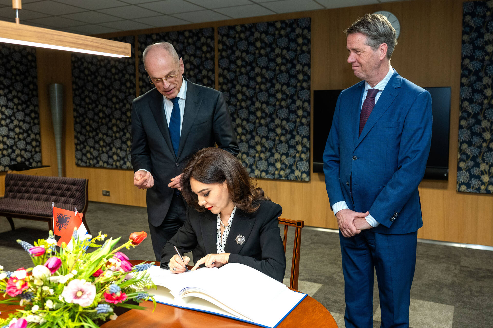 Elisa Spiropali van Albanië tekent het gastenboek