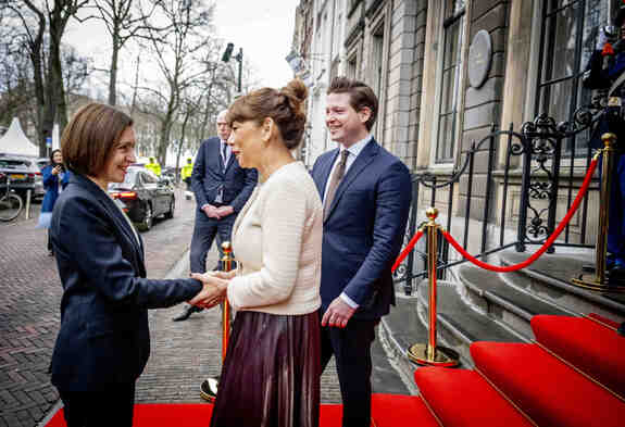Eerste Kamervoorzitter Mei Li Vos schudt de hand van Maia Sandu, president van Moldavië