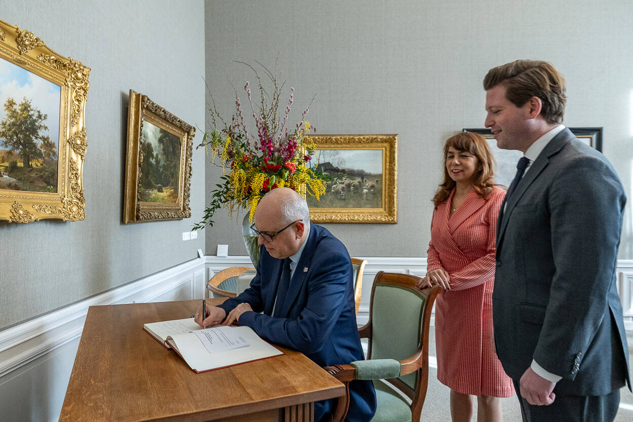 Voorzitter Bovenschulte tekent het gastenboek